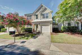 Charlotte Townhome with Deck 18 Mi to Downtown!